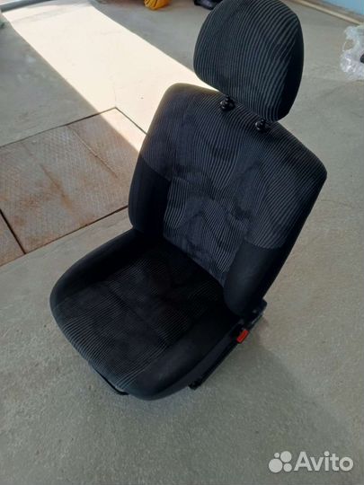 Передние сиденья renault logan sandero 1