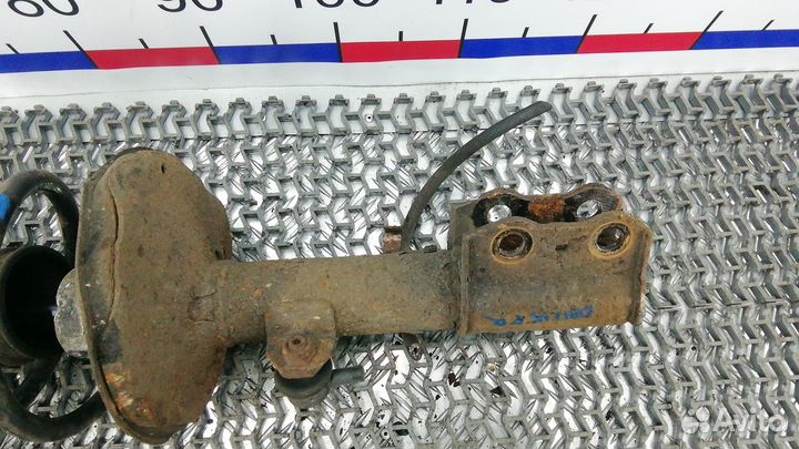 Стойка передняя Toyota Corolla (00-06 года) NZE120