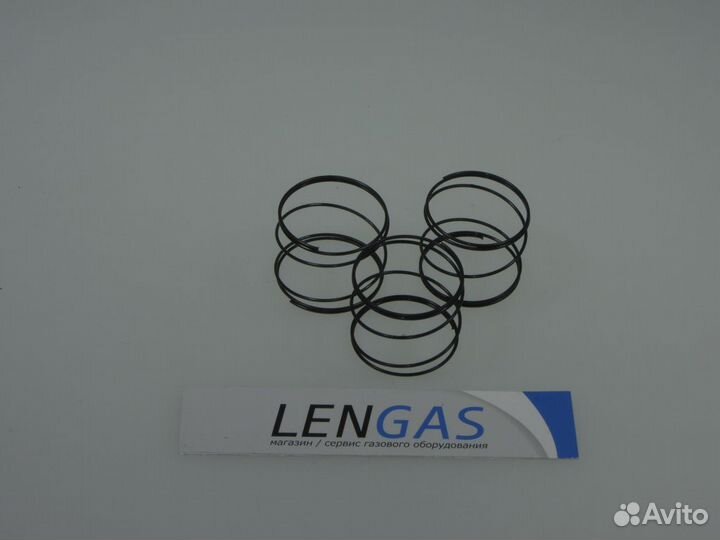 Пружина между ручкой и