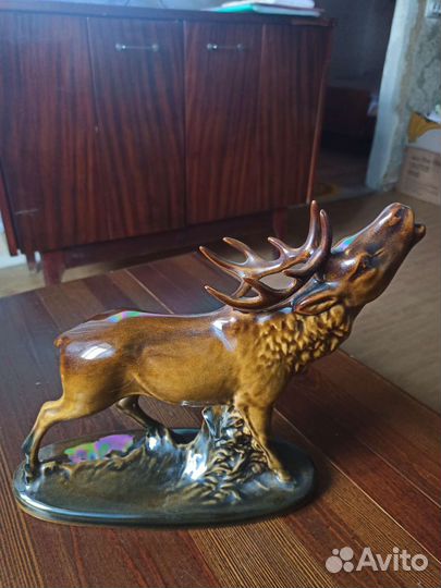 Фарфоровая статуэтка Олень северный