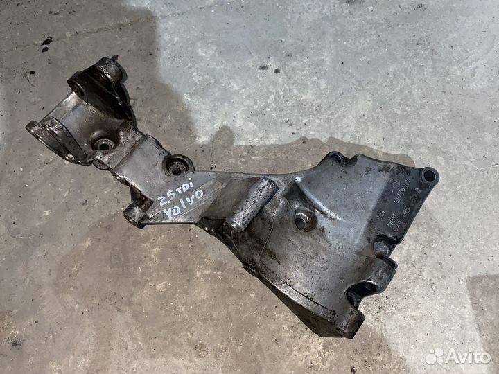 Кранштейн 07414516В Volvo V70 2.5tdi