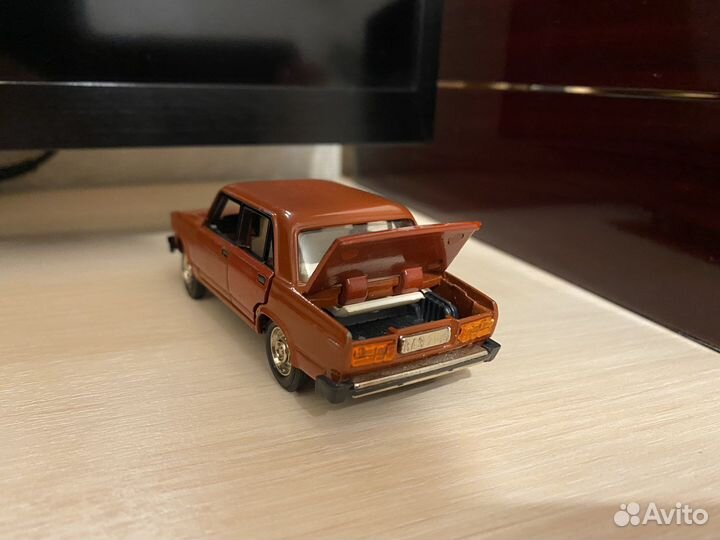 Модель автомобиля ваз 2105 СССР 1:43