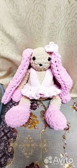 Плюшевый заяц вязаный