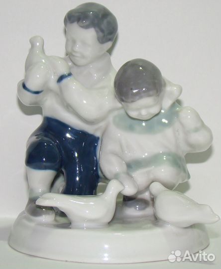 Редкая статуэтка. Дети кормят голубей.СССР