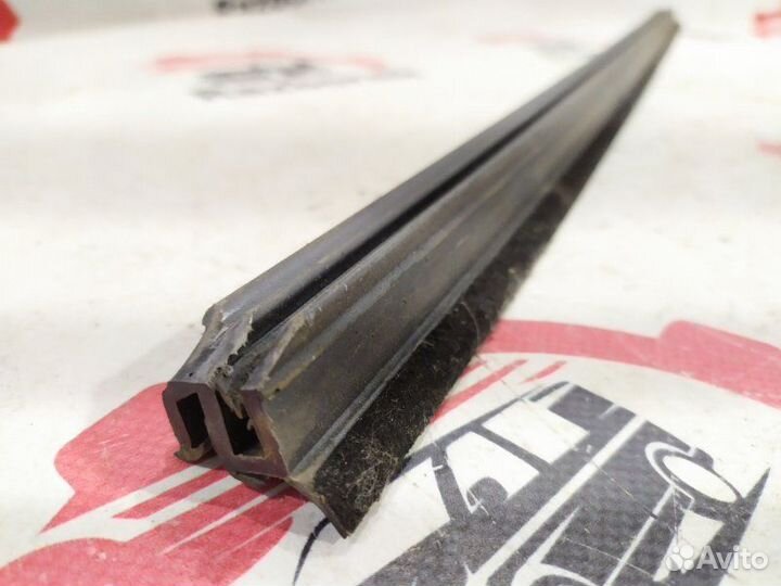 Уплотнитель стекла двери передний Mercedes Vito