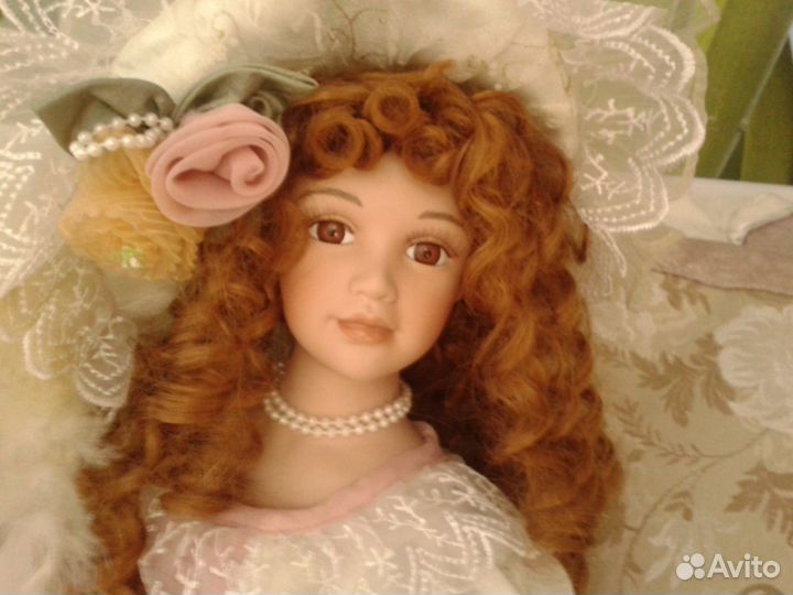 Кукла фарфоровая