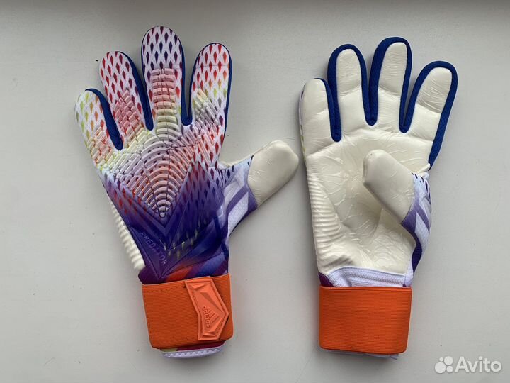 Футбольные вратарские перчатки