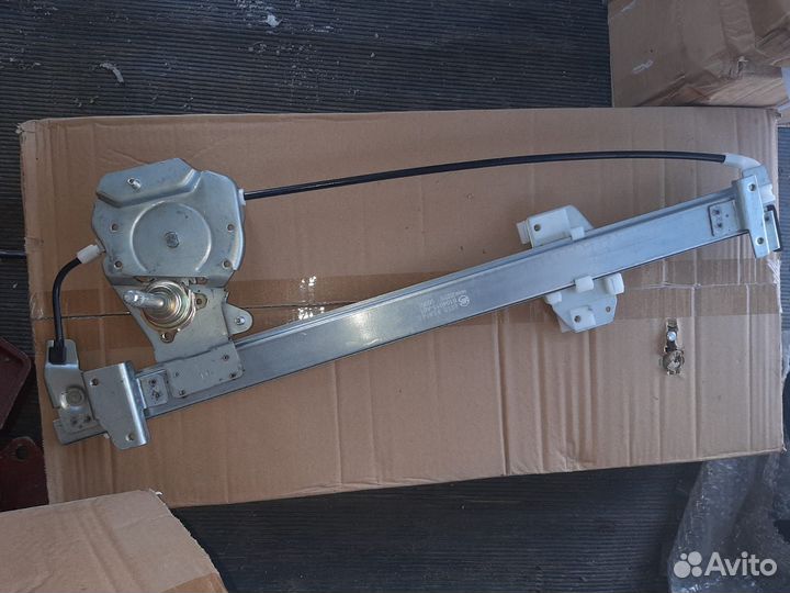 Стеклоподъемник двери правый (механический) 61040