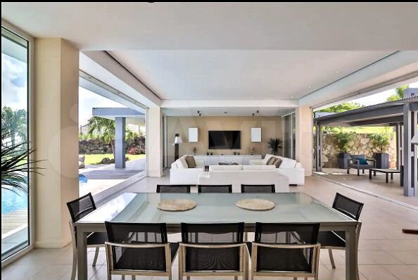 Коттедж 297 м² на участке 13 сот.