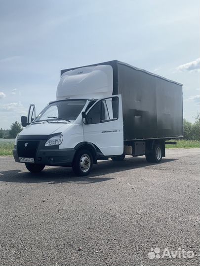 Водитель на личном автомобиле газель