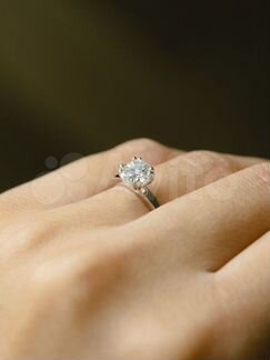 Помолвочное кольцо с бриллиантом 0,3 золотое