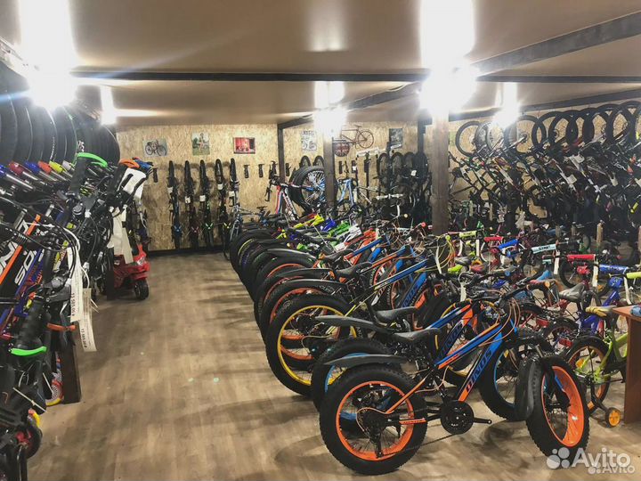 На литых дисках и спицах велосипеды