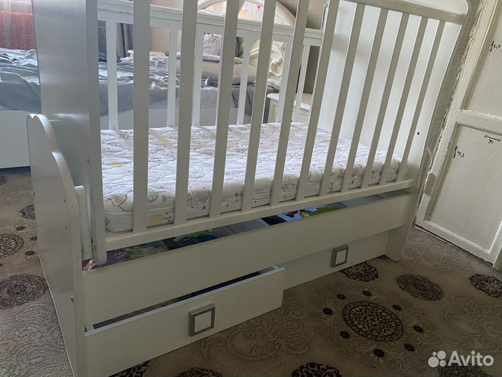 Кровать детская с маятником