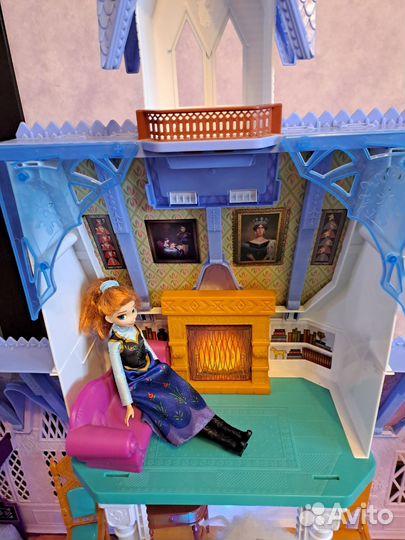 Большой кукольный домик с мебелью