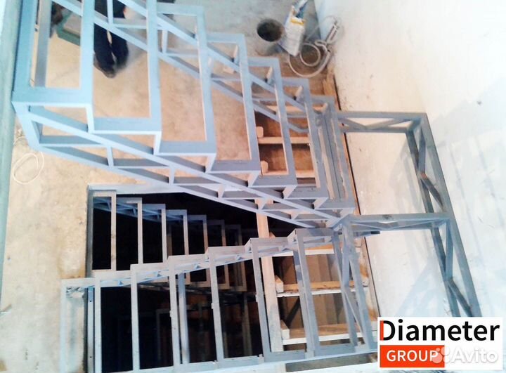 П образная лестница на косоурах