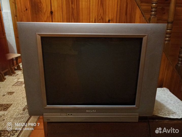 Телевизор Филипс в рабочем состоянии