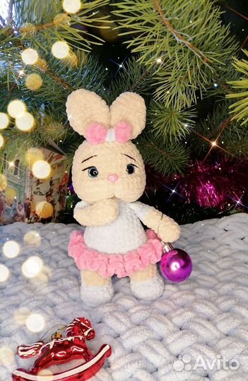 Плюшевый заяц вязаный