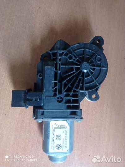 Мотор стеклоподъемника Skoda Fabia задний левый