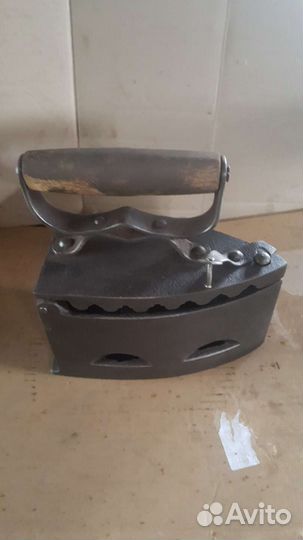 Старинный угольный утюг