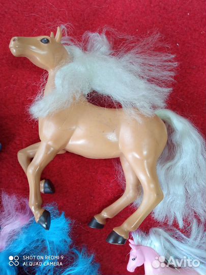 Коллекция игрушек лошадок