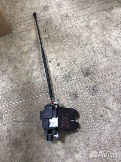 Volkswagen polo sedan замок крышки багажника