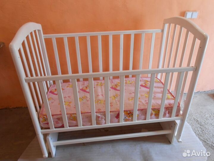 Детская кроватка с маятником