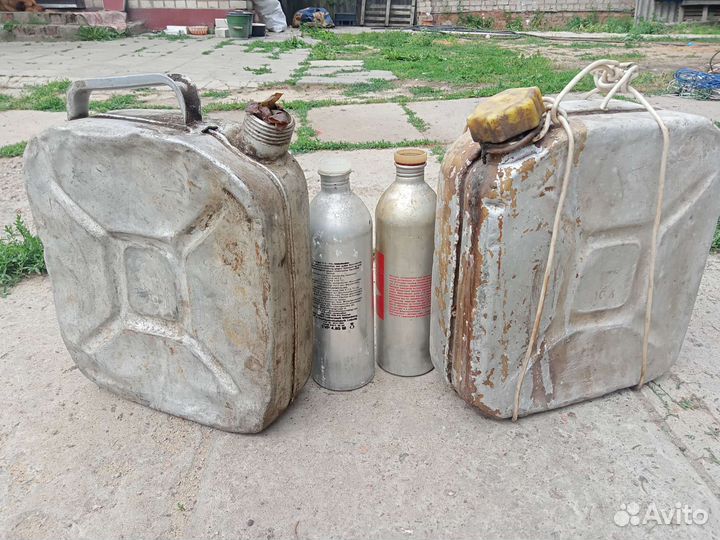 Набор алюминиевых канистр и бутылок