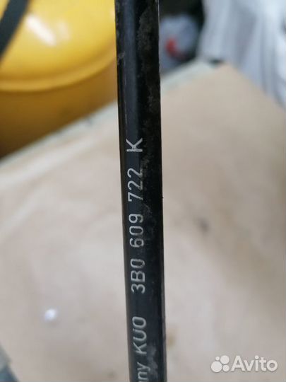 Трос стояночного тормоза Volkswagen Passat B5