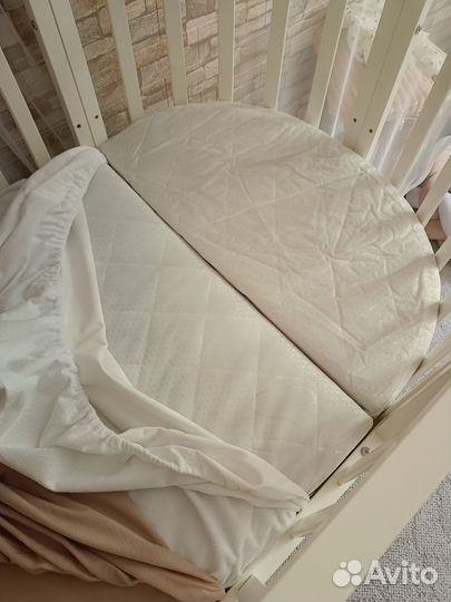 Детская кроватка с маятником