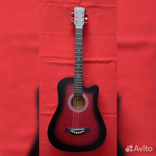 Красная аккустическая гитара