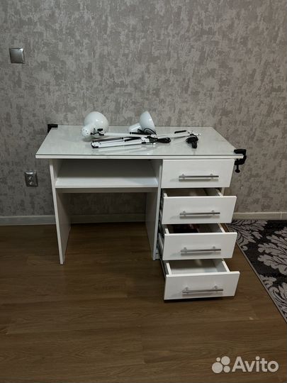 Маникюрный стол