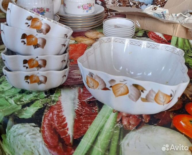 Сервизы и много тарелок