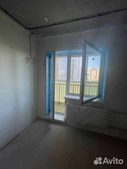 Внутренняя часть балкона окно и дверь