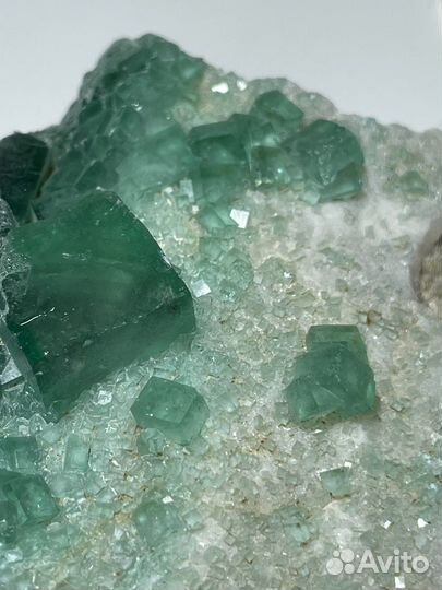 Флюорит кристаллы на породе