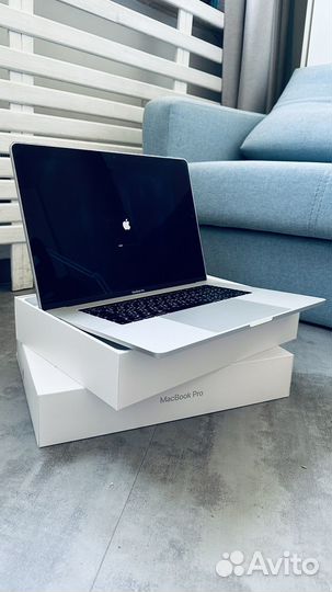 Apple MacBook Pro 15 2019 Touch bar 16 Гб 256 Гб