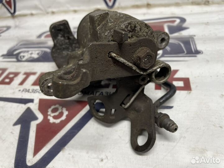 Суппорт задний правый Шкода Суперб / Октавия /Йети