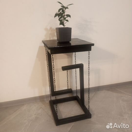Декоративный столик на цепях