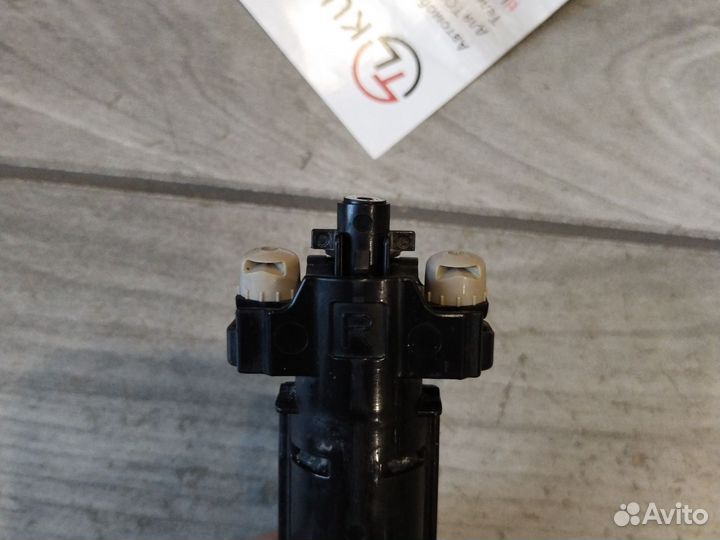 Омыватель фары Lexus LX450D LX570 15-21 правый