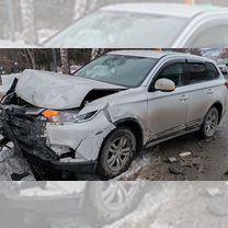 Mitsubishi Outlander 2.0 CVT, 2019, битый, 51 400 км, с пробегом, цена 1 750 000 руб.