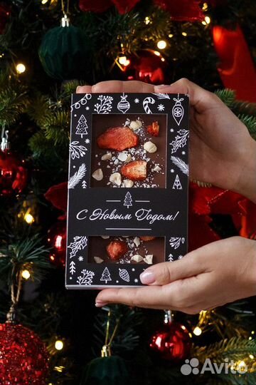 Оптом молочный шоколад с клубникой и фундуком