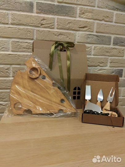 Доска для подачи для сыра. Ножи для сыра