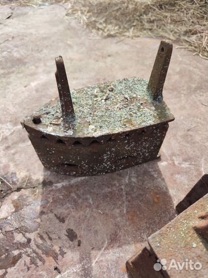 Старинный угольный утюг