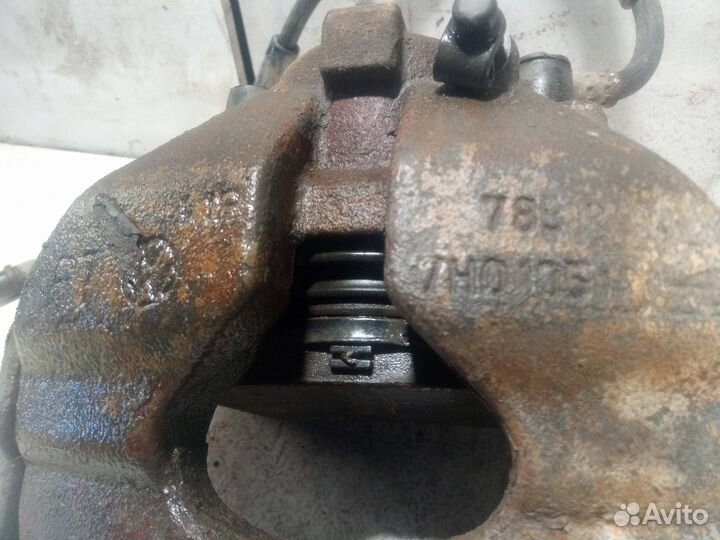 Суппорт тормозной передний левый Volkswagen T5