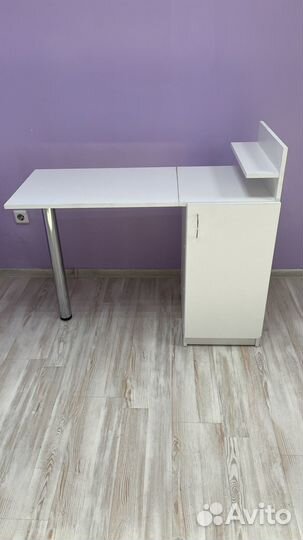 Маникюрный стол с дверцей и полкой для гель-лаков