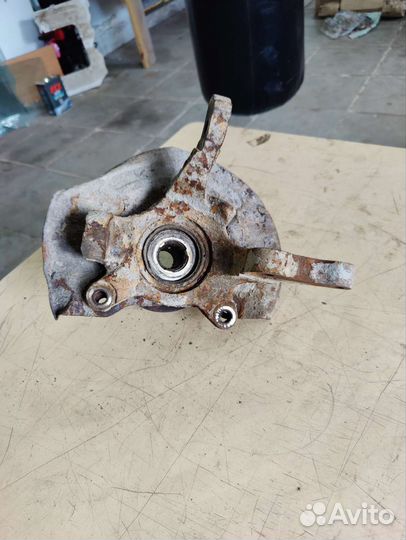 Поворотный кулак левый mitsubishi lancer 7