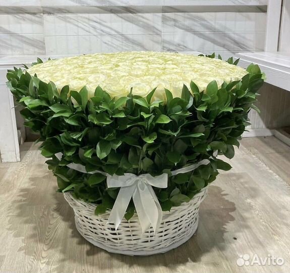 201 роза В корзине