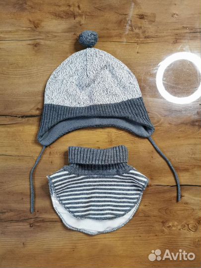 Шапка и манишка на 2 года
