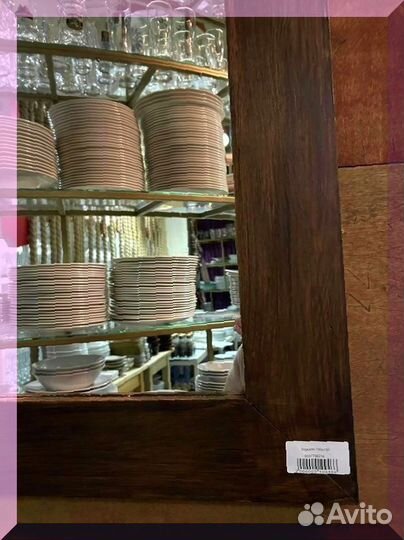 Большое зеркало в деревянной раме