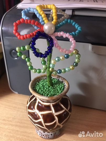 Оригинальная поделка из бисера «семицветик»