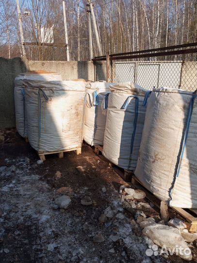 Сухие опилки в мешках